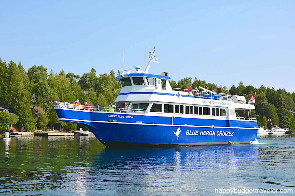 Picture of a tourboat over a shipwreck in Big Tub Harbor, Tobermory