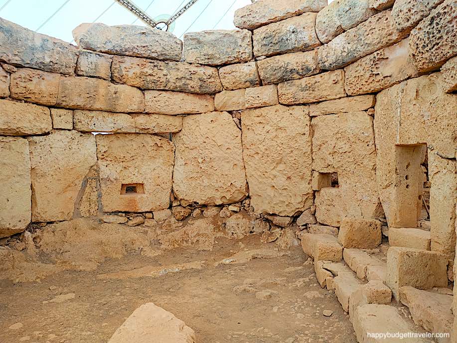 Picture of Temple wall slabs overhanging inwardly, indicating there was a corbelled roof in the past, Hagar Qim, Malta
